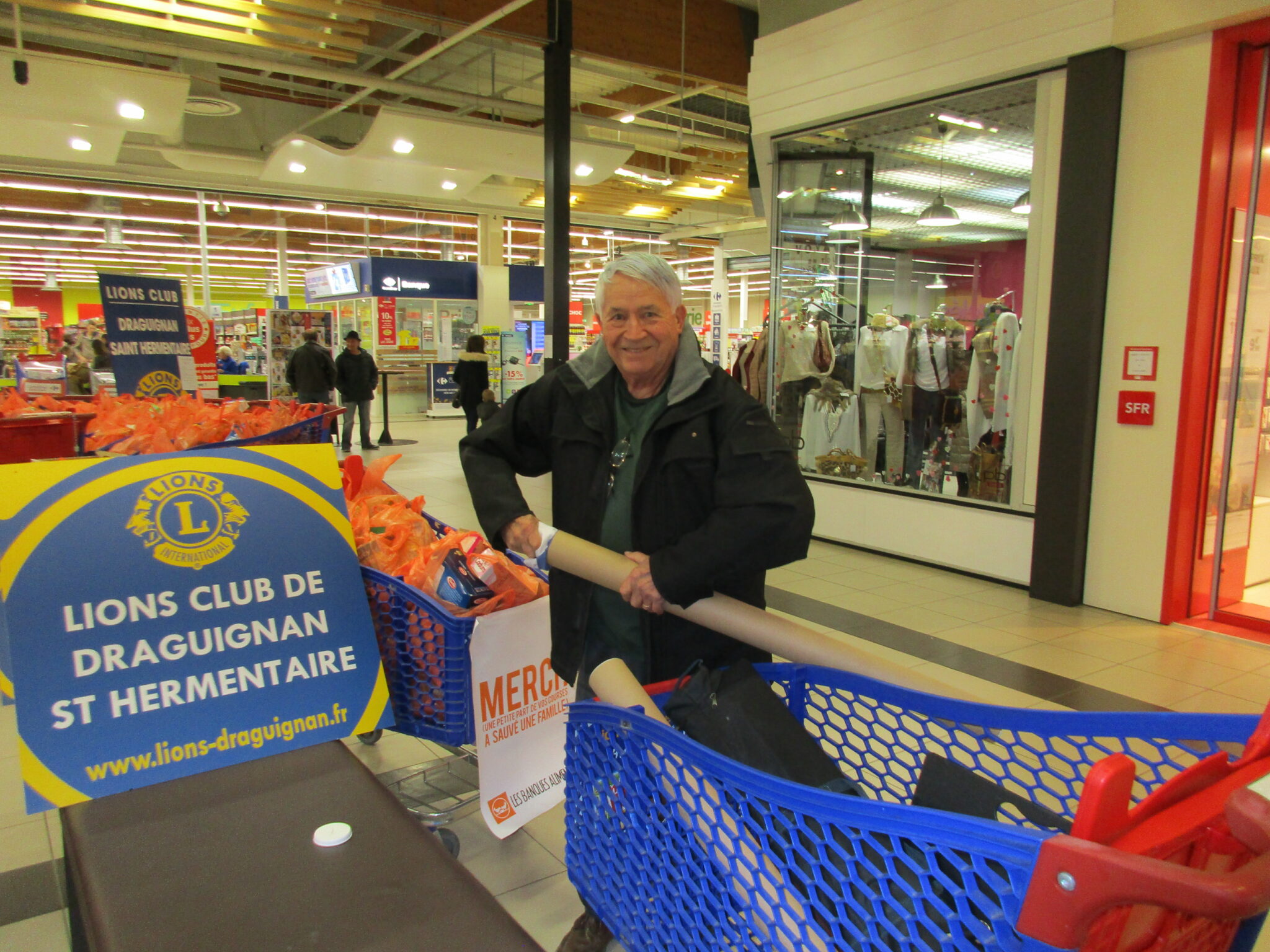 Bénévoles Lions Club solidarité Carrefour Salamandrier banque alimentaire